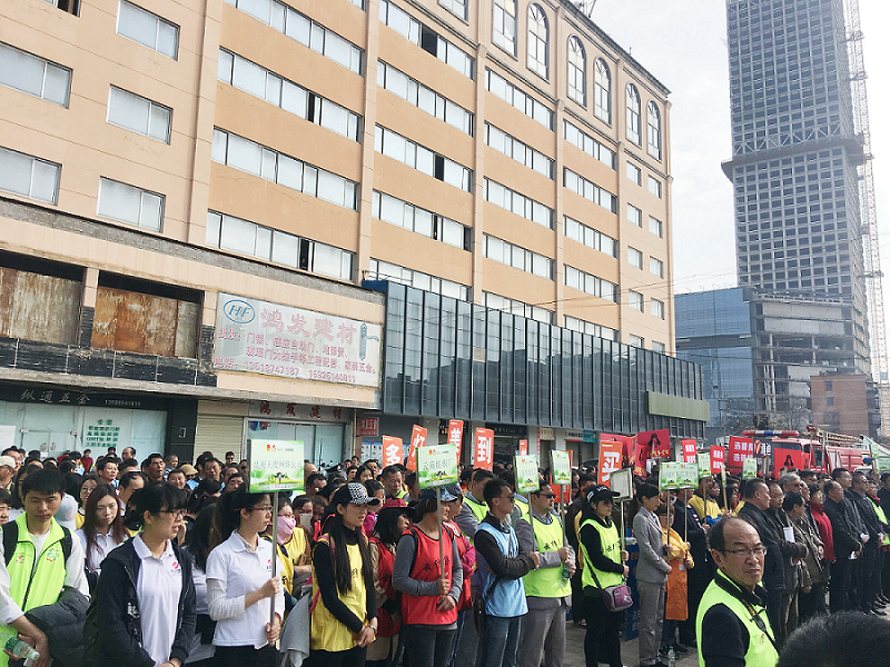 2017年3月5日，是我國第54個學(xué)雷鋒紀(jì)念日。3月份的春天萬物復(fù)蘇，百花齊放。陽光透過淡薄的云層照耀著大地，它的萬道金光愉快地普照著萬物。春風(fēng)拂面,是那么清柔,那么親切,就像是雷鋒的精神一直溫暖著、鼓舞著我們!